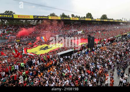 Monza, Italie. September 2024. Zuschauer, Fans der Scuderia Ferrari während der Formel 1 Pirelli Gran Premio d'Italia 2024, Grand Prix 2024 von Italien, 16. Runde der Formel 1 Weltmeisterschaft 2024 vom 30. August bis 1. September 2024 auf dem Autodromo Nazionale Monza in Monza, Italien - Foto DPPI Credit: DPPI Media/Alamy Live News Stockfoto