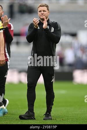 Newcastle upon Tyne, Großbritannien. September 2024. Eddie Howe Manager von Newcastle United applaudiert den Fans während des Premier League-Spiels im St. James' Park in Newcastle upon Tyne. Der Bildnachweis sollte lauten: Anna Gowthorpe/Sportimage Credit: Sportimage Ltd/Alamy Live News Stockfoto