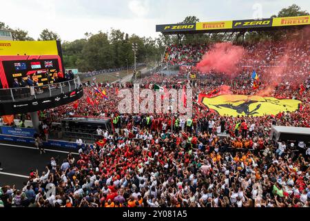 Monza, Italie. September 2024. LECLERC Charles (mco), Scuderia Ferrari SF-24, Porträt NORRIS Lando (gbr), McLaren F1 Team MCL38, Porträt PIASTRI Oscar (aus), McLaren F1 Team MCL38, Porträt Zuschauer, Fans Podium während der Formel 1 Pirelli Gran Premio d'Italia 2024 2024, Italien Grand Prix 2024, 16. Runde der Formel 1 Weltmeisterschaft 2024 von August 30 bis September, Mondroza, Mondroamy DonDonDonDonDonDonDonDonDo, Italien Stockfoto