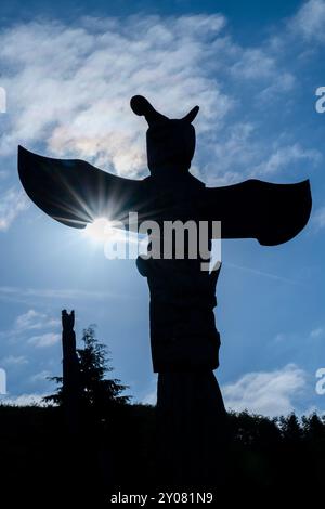 Kanada, BC, vor der Nordküste von Vancouver Island. Cormorant Island, Alert Bay. Namgis Grabstätten, Totempfahl Silhouette. Stockfoto