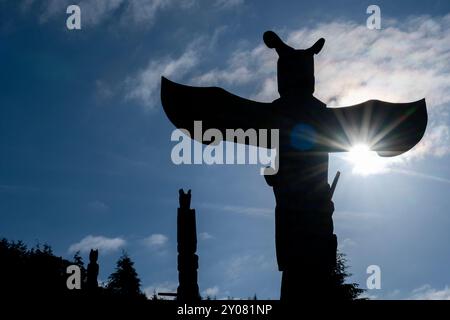 Kanada, BC, vor der Nordküste von Vancouver Island. Cormorant Island, Alert Bay. Namgis Grabstätten, Totempfahl Silhouette. Stockfoto