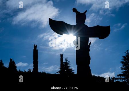 Kanada, BC, vor der Nordküste von Vancouver Island. Cormorant Island, Alert Bay. Namgis Grabstätten, Totempfahl Silhouette. Stockfoto