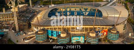Ein Blick aus der Vogelperspektive auf das Etihad-Stadion in Manchester, mit Bauarbeiten an einem neuen Stand und den umliegenden Bereichen Stockfoto