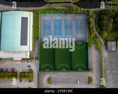 Blick von oben auf einen Tenis Court auf dem Etihad Campus - Manchester UK Stockfoto