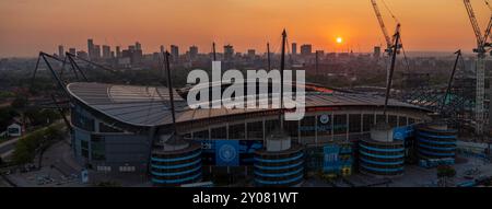 Ein Blick aus der Vogelperspektive auf das Etihad-Stadion in Manchester, mit Bauarbeiten an einem neuen Stand und den umliegenden Bereichen Stockfoto