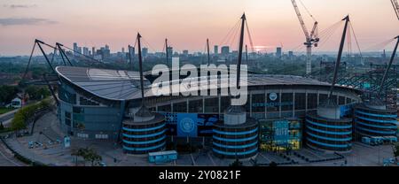 Ein Blick aus der Vogelperspektive auf das Etihad-Stadion in Manchester, mit Bauarbeiten an einem neuen Stand und den umliegenden Bereichen Stockfoto