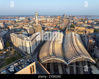 Ein Blick aus der Vogelperspektive auf den Bahnhof Liverpool Lime Street mit der Skyline der Stadt im Hintergrund. Stockfoto