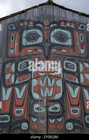 Alaska, Haines. Noow traf das Tribal House, das letzte noch erhaltene traditionelle Tlingit-Gebäude, das im Chilkat Valley errichtet wurde. Farbenfrohe Außenwanddetails. Stockfoto