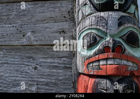 Alaska, Haines. Noow traf das Tribal House, das letzte noch erhaltene traditionelle Tlingit-Gebäude, das im Chilkat Valley errichtet wurde. Farbenfrohes Totemdetail außen. Stockfoto