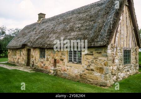 1982 Archivfoto von Cruck House im Ryedale Folk Museum, Hutton-Le-Hole, Yorkshire. Stockfoto