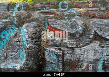 Alaska, Haines. Noow Traf Tribal House. Vintage Totempfähle, Detail. Stockfoto