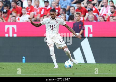 Fußball 1. Bundesliga 2. Spieltag FC Bayern München - SC Freiburg am 01.09.2024 in der Allianz Arena in München Michael Olise ( München ) DFL-Vorschriften verbieten jede Verwendung von Fotografien als Bildsequenzen und/oder Quasi-Video. Foto: Revierfoto Stockfoto