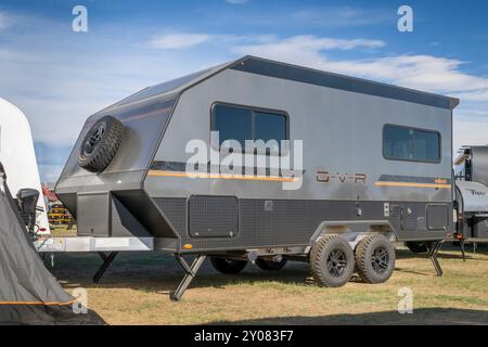 Loveland, CO, USA – 24. August 2024: In-Tech OVR Adventure, ein Spielzeugtransporter für Reiseanhänger, der auch als Luxus-Wohnmobil fungiert. Stockfoto