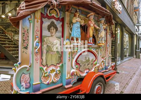 Amsterdam, Niederlande. November 2022. Eine traditionelle Straßenorgel in den Straßen Amsterdams Stockfoto