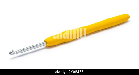 Gelbe Häkelnadel, ausgeschnitten auf weiß. Stockfoto