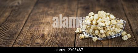 Frisch gemachtes Popcorn auf einem alten und rustikalen Holztisch, selektiver Fokus, Nahaufnahme Stockfoto