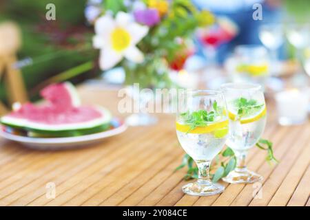 Zwei Gläser natürliche Limonade auf dem Tisch bei Outdoor-Sommerparty Stockfoto