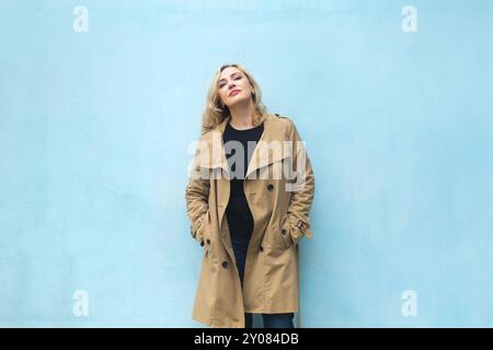 Frauen mittleren Alters in der Nähe der blauen Wand. Glückskonzept Stockfoto