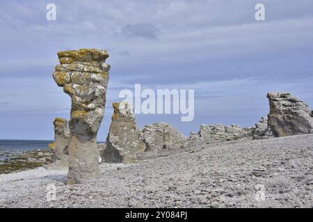 Rauks in Langhammars in Gotland, Schweden. Küste mit rauen Steinen bei Langhammars auf der Insel Färöer auf Gotland Stockfoto