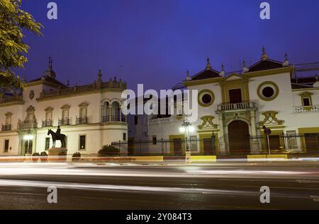 Plaza de Toros in Sevilla, Spanien in der Nacht mit Langzeitbelichtung Stockfoto