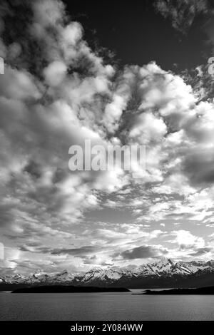 Blick auf den Nordwesten Alaskas, Meereslandschaft. Schwarz-weiß der inneren Passage, Weitwinkelaufnahmen des dramatischen Himmels. Stockfoto