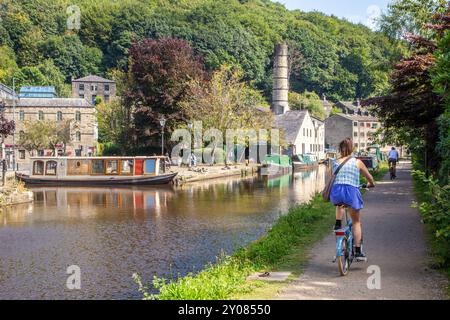 Canal Schmalboote, die von der ehemaligen Crossleys Mühle am Rochdale Kanal in der Calderdale Valley Marktstadt Hebden Bridge West Yorkshire England vertäut wurden Stockfoto