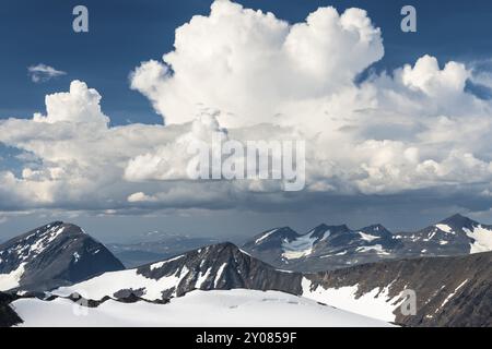 Blick über den Suottasj-Gletscher zum NIAC und zum Acre Massiv, Sarek-Nationalpark, Laponia-Weltkulturerbe, Norrbotten, Lappland, Schweden, Juli 2013, Stockfoto