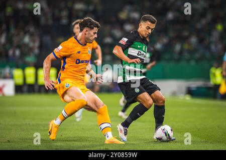 Pedro Goncalves, auch bekannt als Pote of Sporting CP (R), mit Ze Pedro vom FC Porto (L) im Spiel der Liga Portugal Betclic zwischen Sporting CP und dem FC Porto in Estadio de Alvalade. (Endresultat: Sporting CP 2 - 0 FC Porto) Stockfoto