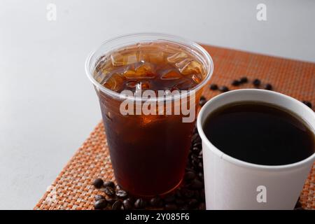 Blick auf einen Kaffee in heißer und kalter Form. Stockfoto