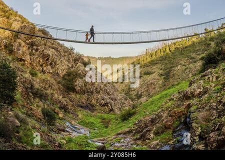 Vater und Sohn gehen auf einer Hängebrücke in Alferce, Algarve, Portugal, Europa Stockfoto