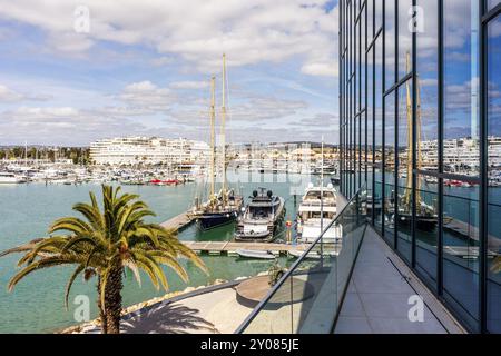 Eleganter Yachthafen mit luxuriösen Segelbooten und Yachten in Vilamoura, Algarve, Süd-Portugal Stockfoto