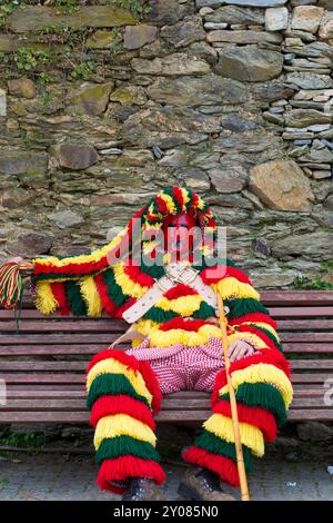 Nicht identifizierter Mann in traditioneller Tracht bei der Karnevalsparade in Podence, Portugal 2023 Stockfoto