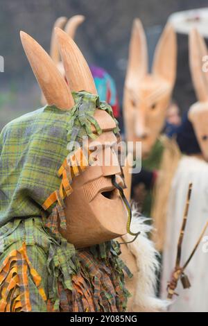 Geschnitzte Holzmaske des Karnevals in Lazarim, Portugal im Jahr 2023. Das Bild zeigt ein paar verkleidete Leute. Stockfoto