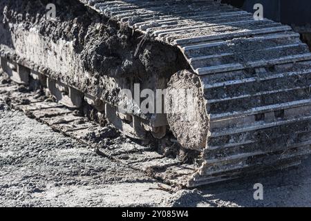 Detail eines schlammigen Gliederbandbaggers Stockfoto