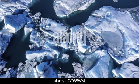 Drohnenansicht der schwimmenden Eisberge in der Gletscherlagune Jokulsarlon in Island, Draufsicht Stockfoto