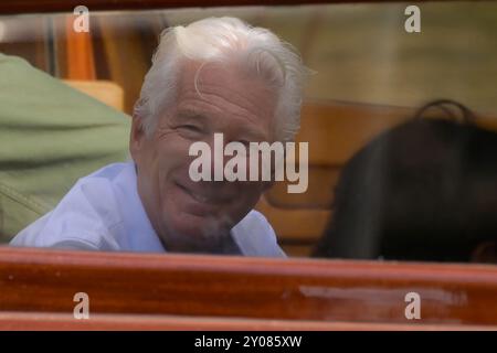 Venedig Lido, Italien. September 2024. Richrad Gere kommt am Dock des Hotels Excelsior zum 81. Venedig Filmfestival in Venedig Lido an. (Foto: Mario Cartelli/SOPA Images/SIPA USA) Credit: SIPA USA/Alamy Live News Stockfoto