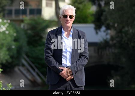 Venedig Lido, Italien. September 2024. Richrad Gere kommt am Dock des Hotels Excelsior zum 81. Venedig Filmfestival in Venedig Lido an. (Foto: Mario Cartelli/SOPA Images/SIPA USA) Credit: SIPA USA/Alamy Live News Stockfoto