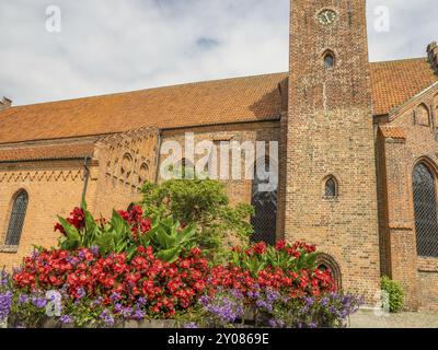 Großer Blick auf die Kirche mit bunten Blumen und hohen Fenstern, sonniger Tag, ystad, schweden, ostsee, skandinavien Stockfoto