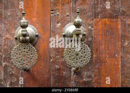 Orientalische Türklopfer auf einer hölzernen Tür Stockfoto