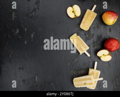 Schieferplatte mit einigen hausgemachten Apfeleisköpfen (Nahaufnahme, selektiver Fokus) Stockfoto