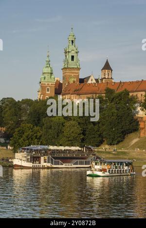 Boote auf der Weichsel, Burg Wawel und Hügel, Krakau, Woiwodschaft Kleinpolen, Polen, Osteuropa, Europa Stockfoto