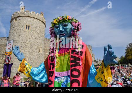 Windsor, Großbritannien. September 2024. Aktivisten der Extinction Rebellion marschieren am letzten Tag ihrer dreitägigen Übernahme von Windsor „Upgrade Democracy“ und fordern einen Systemwechsel und fordern die Regierung auf, gegen die Klimakrise zu handeln. Quelle: Vuk Valcic/Alamy Live News Stockfoto