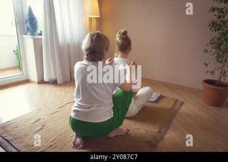 Junge Frau mit Massage im Health Center Stockfoto