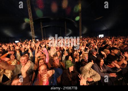 Jedburgh, Großbritannien. September 2024. EdgeFest 2024, Musikfestival. Scouting for Girls auf der Bühne beim EdgeFest 2024, Einem neuen Musikfestival in den Scottish Borders, das in Lilliardsedge in der Nähe von Jedburgh stattfindet. Das zweite Jahr der Veranstaltung zieht große Menschenmassen an. Main Stage Line Up Day Two 13:00 - SPILT MILK 14:10 - SCOOTY AND THE SKYHOOKS 15:25 - LUCY SPRAGGAN 16:45 - SCOUTING FOR GIRLS 18:15 - JAKE BUGG 19:45 - CALLUM BEATTIE 21:15 - UB40 MIT ALI CAMPBELL ( Credit: Rob Gray/Alamy Live News) Stockfoto