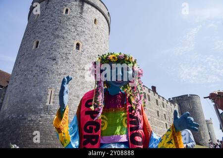 Windsor, Großbritannien. September 2024. Aktivisten der Extinction Rebellion marschieren am letzten Tag ihrer dreitägigen Übernahme von Windsor „Upgrade Democracy“ und fordern einen Systemwechsel und fordern die Regierung auf, gegen die Klimakrise zu handeln. Quelle: Vuk Valcic/Alamy Live News Stockfoto