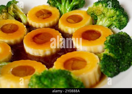 Eine Nahaufnahme eines Hauptgerichts mit Melone und getrockneten Jakobsmuscheln. Stockfoto