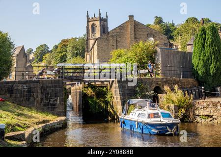 Ein Boot auf dem Rochdale-Kanal, das durch Schleusen auf dem Rochdale-Kanal in Sowerby Bridge West Yorkshire fährt Stockfoto