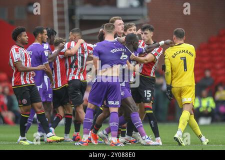 Sheffield, Großbritannien. September 2024. Eine Auseinandersetzung zwischen beiden Teams während des Sky Bet Championship Matches Sheffield United gegen Watford in der Bramall Lane, Sheffield, United Kingdom, 1. September 2024 (Foto: Alfie Cosgrove/News Images) in Sheffield, United Kingdom am 1. September 2024. (Foto: Alfie Cosgrove/News Images/SIPA USA) Credit: SIPA USA/Alamy Live News Stockfoto