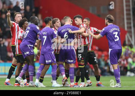 Sheffield, Großbritannien. September 2024. Eine Auseinandersetzung zwischen beiden Teams während des Sky Bet Championship Matches Sheffield United gegen Watford in der Bramall Lane, Sheffield, United Kingdom, 1. September 2024 (Foto: Alfie Cosgrove/News Images) in Sheffield, United Kingdom am 1. September 2024. (Foto: Alfie Cosgrove/News Images/SIPA USA) Credit: SIPA USA/Alamy Live News Stockfoto