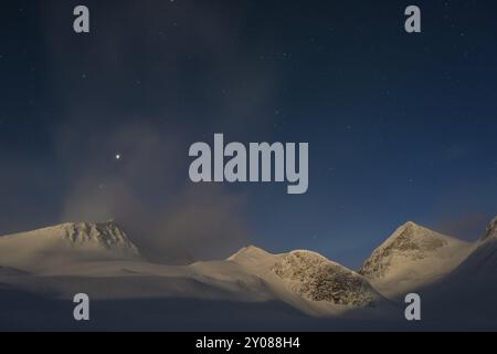 Mondbeschienene Berge im Stuor Reaiddavaggi-Tal, Kebnekaisefjaell, Norrbotten, Lappland, Schweden, März 2013, Europa Stockfoto